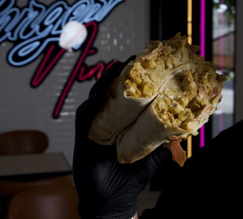 French tacos Burger Nine devant l'enseigne néon