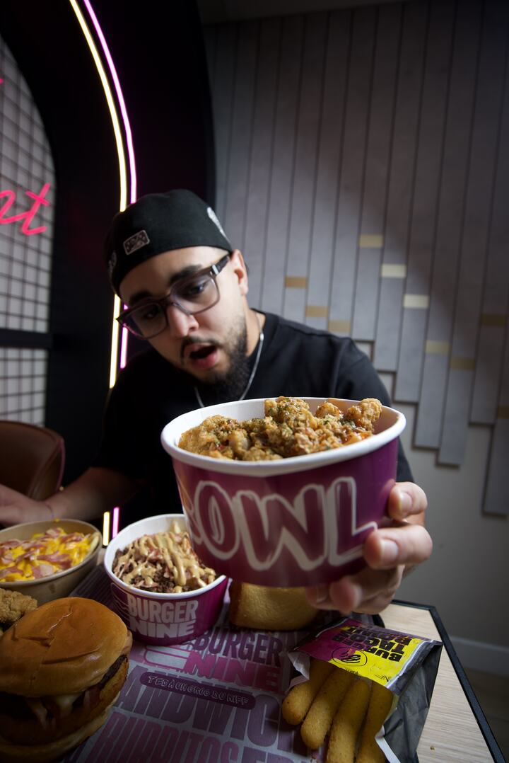 Bowl Burger Nine devant le néon